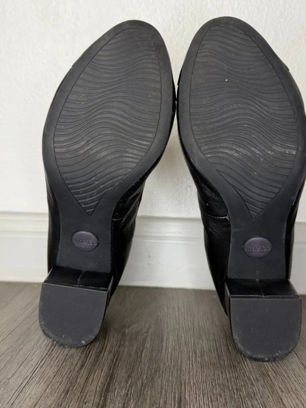 Me Too Women’s Black Leather Cap Toe Block Heel Pumps with Bow Size 7.5